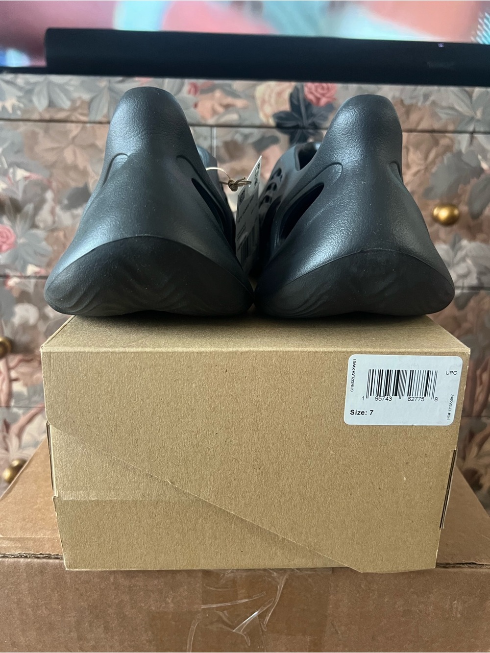 Yeezy Foam Runners in Black 7 NIB - Picture 3 of 7